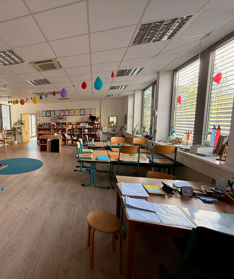 Klassenraum: Arbeitsplätze am Fenster