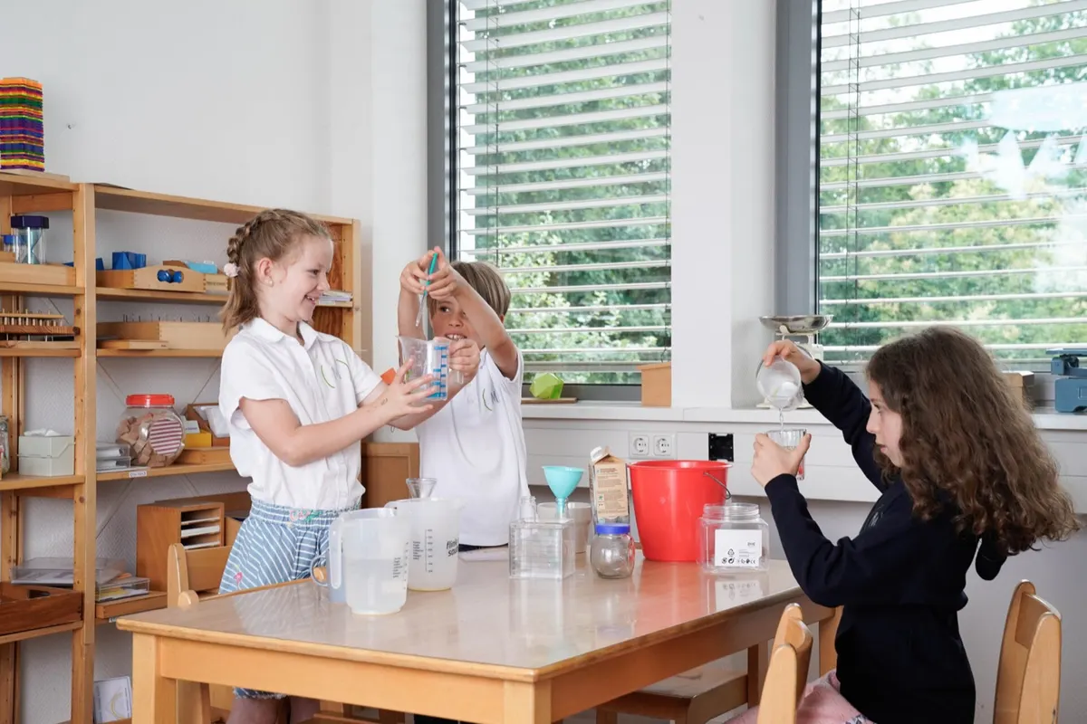 Kinder beim Experimentieren im Unterricht