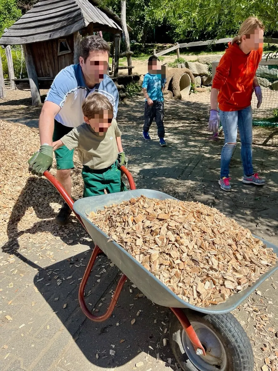 Eltern und Kinder beim gemeinsamen Gartentag