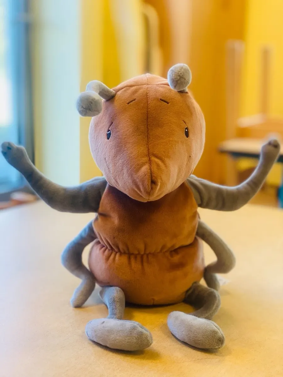 Vorschulkinder beim Experimentieren mit Fred