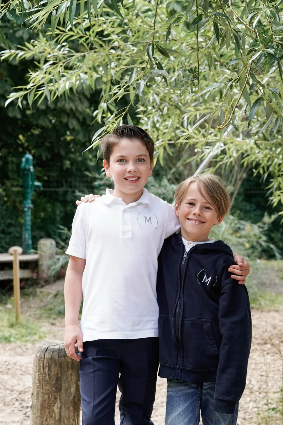 Schulkinder auf dem Gelände